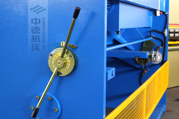 ZDSK-1632剪板機刀片間隙手動調節器，刻度清淅，調節省力又簡便.jpg