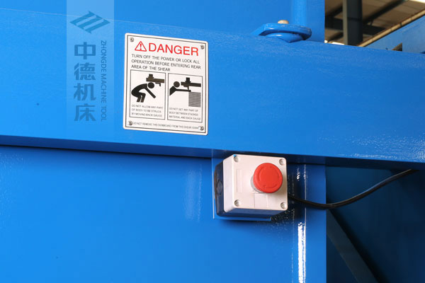ZDSK-1632剪板機后部緊急停止按鈕，最大程度保障工人安全.jpg