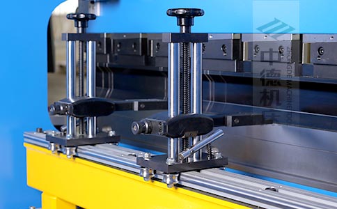 ZDPK-10025可調式檔指,手搖升降,可適應不同模具;橫梁雙線軌設計,零游隙.jpg ZDPK-10025可調式檔指,手搖升降,可適應不同模具;橫梁雙線軌設計,零游隙.jpg